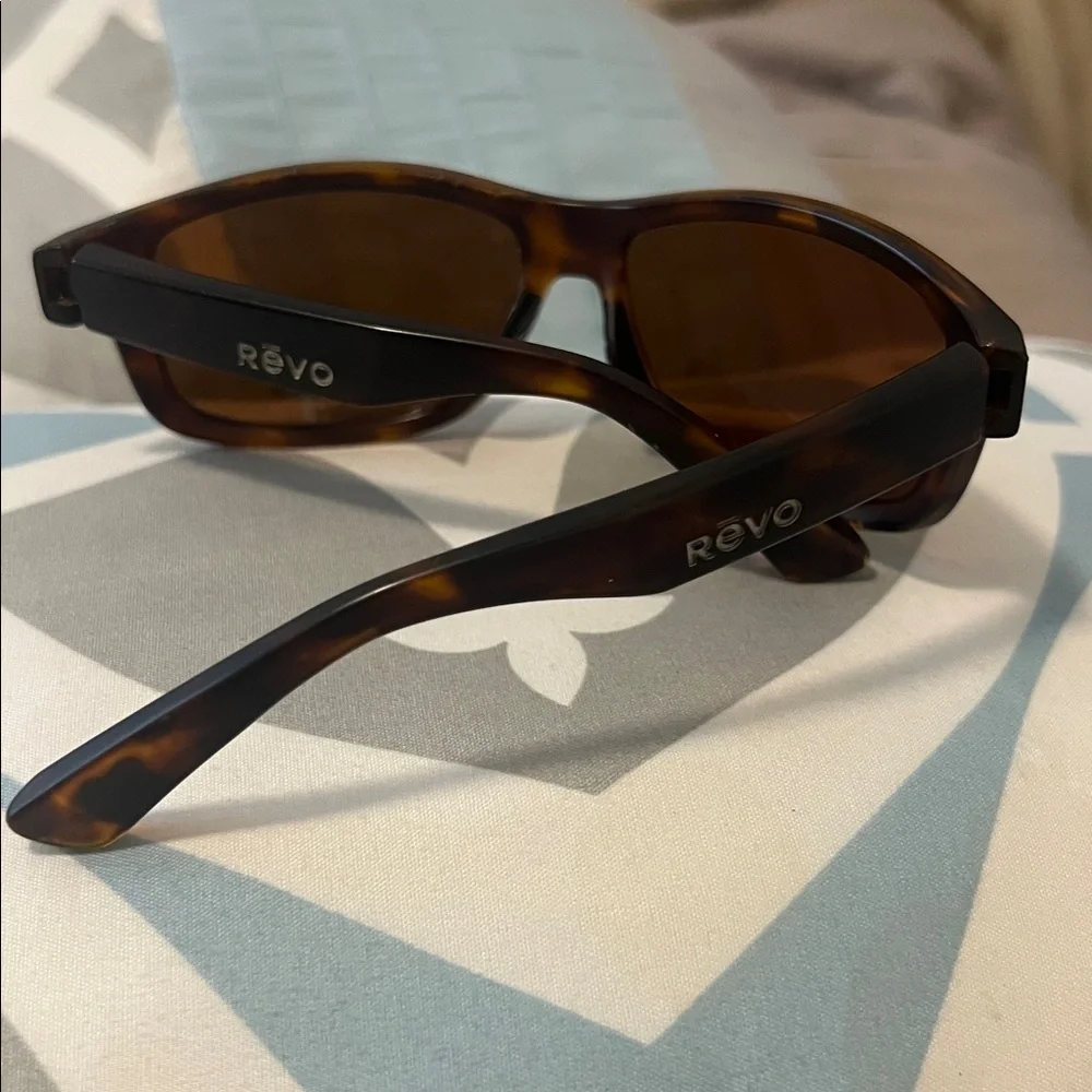 Revo “frames” - Picture 2 of 9